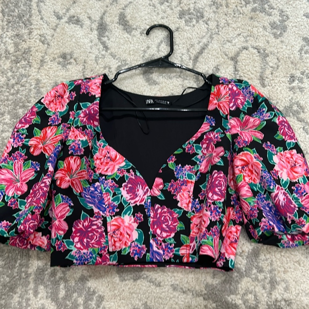 Zara floral print crop top with puff sleeves size small